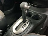 前後の動きだけで簡単に操作できる先進的なデザインの電制シフト。扱いやすく、手に馴染みやすい設計となっています。