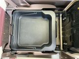 助手席にはアンダートレイも備えちょっとした収納に便利です。