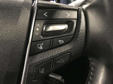 ステアリングスイッチ付きで、運転中に視線を前に向けたまま操作できます。