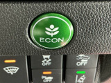 ECONスイッチ操作でエンジンやミッション、エアコンなどを総合的に制御、燃費をよくするようクルマが頑張ります。