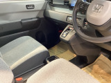 運転席からも助手席からも自由に使えるドリンクホルダー付。
