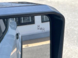 【ブラインドスポットモニター】走行中、ドアミラーの死角になりやすい箇所に後続車が接近するとサイドミラーのレンズに警告を表示!ドライバーに注意喚起をしてくれます。