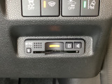 ハンドルの右下にETCがついています。高速道路の料金所の通過も楽々です!。 カードの取り出しもしやすい場所についています。