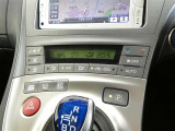 フロントオートエアコン装備ですので常にお好みの温度に調整ができ車内を快適な空間に保ってくれます。