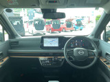 電気自動車ならではのコクピット。未体験のドライブが始まる予感に満ちています。