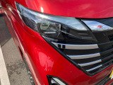 対向車がいてもハイビームを維持できるアダプティブLEDヘッドライト。先行車や対向車の有無に応じてハイビームの照射パターンを変化させ、常に視認性の高い状態が維持されます。