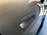 【スマートキー】お車に近づくだけでドアロック/ロック解除が可能です。