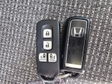 便利なスマートキー付き。キーを取り出さずにドアの施錠・解錠やエンジン始動が可能です。