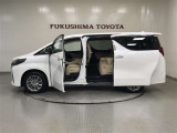【まるごとクリーニング】シートを取り外し、車内を徹底洗浄。隅々まで丁寧に仕上げています。