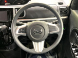 インテリアに合わせたデザインのステアリングは、運転される方のことも考え、運転しやすい形状、大きさです。是非一度、実際に触ってお確かめください。
