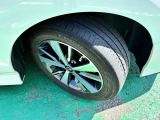 タイヤサイズは205/55R16です。日産純正アルミ装着車です。