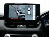サイドクリアランスビュー表示中に、旋回時の運転操作に合わせて自動で車両を斜め後方から見たような映像を表示。