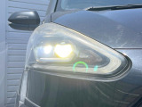 【LEDヘッドライト】悪天候や夜間走行時も良好な視界を確保し安心して運転できる高輝度LEDヘッドライトを装備!点灯速度が早く、消費電力も抑えられています。