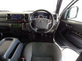 ウッド調と革巻きステアリングで快適な操作性の運転席です。