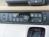 オートエアコンなので、スイッチひとつでオールシーズン快適に過ごすことができます。