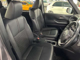 運転席の画像です。足元やシートまわりに余裕があり、リラックスした姿勢で運転が可能です。視界も良好で操作系へのアクセスもしやすく、快適で安心感のあるドライブをサポートします。
