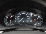CX-5のメーター部です。華美な装飾を避け、必要な情報を瞬時に読み取れる様にデザイン・配置されています。