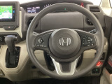 【ハンドル】運転にかかわる様々な操作を安全に行えるように視点移動が少なく操作性に配慮されたスイッチ類が凝縮されたコックピットです。