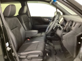 女性でも運転がしやすいように、シートの高さ調整機能(シートリフター)がついています。運転席と助手席の間が空いている為、助手席側への移動がスムーズです。交通量の多い道でも助手席側から乗り降りができます。