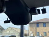 【2カメラドライブレコーダー】 カメラは前方方向と室内向きの2カメラタイプです。