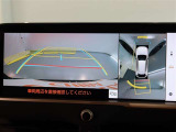 パノラミックビューモニター付きです。車両を上から見たような映像をモニター画面に表示。運転席からの目視では見にくい、車両周辺の状況をリアルタイムでしっかり確認できます。