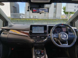 広々とした運転席周り!収納や物を置く場所もあり快適に過ごせる空間です!