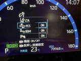 隣車線を走る車両をレーダーで検知し、ドアミラーでは確認しにくい後側方エリアに存在する車両に加え、急接近してくる車両も検知します。車両を検知するとドアミラーに搭載されたLEDインジケーターが点灯します。