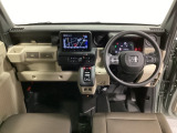 車内は光触媒抗菌消臭施工済です。スタイリッシュなデザインで暖かみのあるインパネ周りを演出します。グローブボックスやカップホルダーのほかにトレーなどたくさんの収納スペースが装備されています。