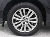 スーパークロムメタリック塗装された18インチアルミホイールが装着されています。タイヤサイズ235/55R18