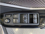パワーウィンドウのスイッチですよ。 運転席に居ながら窓を開け閉めのコントロールできますよ。 ロック機能で、子供がイタズラして窓を開けるという事も無くなりますよ。