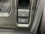 電動パーキングブレーキ、信号待ちや渋滞時などブレーキを踏み続ける場合に比べて足腰の疲労が軽減されるオートブレーキホールド付きです!