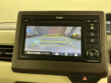 リバースギアに入れるだけで後方の表示へ切り替わります。夜間や雨の日の駐車も楽になりますよ。