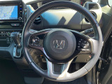【純正革巻きステアリング】上質な革を使用することで、手にしっかり馴染みとても運転しやすいハンドルです♪