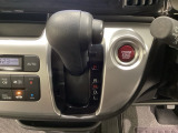 CVT車のセレクトレバーです。低速から高速まで、変速ショックのないスムーズな走りを実現するとともに、エンジン効率のよい領域を維持することで燃費にも貢献します。