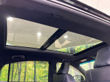 【大型サンルーフ】車内の解放感が一気に上がる大型のパノラマルーフ!季節を問わず開放的で快適なドライブをお楽しみいただけます。流通量も少なく希少価値の高い人気の装備です♪