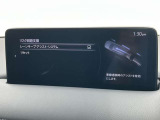 車線を踏み越えそうな時、危険をドライバーに警告し、走行位置を車線内に戻すよう、ステアリング操作をアシストします。