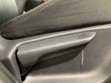 運転席にはドライバーの体型や好みに応じて前後方向だけでなく、高さの調整ができるシートリフターを装備!