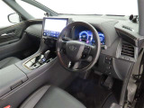高級感のある美しいインテリアデザインの運転席です。