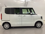 狭い駐車場でも、スライドドアならチャイルドシートへのお子さまの乗降や荷物の積載もスムーズ。