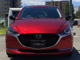 精悍な表情のMAZDA2のフロントマスク。夜間も遠くまで明るく照射するLEDヘッドライトを装備し、視界の確保はもちろん省電力性にも優れています。スタイリッシュなデザインと安心の走りを届けます。