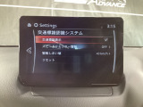 フォワードセンシングカメラで認識した交通標識をディスプレイに表示し、交通標識の見落とし防止を図り、安全運転を支援します。