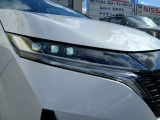 LEDヘッドライト付き!視認性の高い白色光なので路面や側道の障害物を見やすくし、広く明るい視野で夜間運転を安全サポート♪