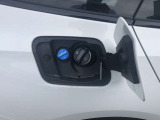 LEDヘッドライト。先進のLEDテクノロジーを採用。照射される白色光の周波特性は太陽に近く、バイキセノンヘッドライトを上回るコントラストでさらに明るく輝きます。悪天候の日でも優れた視認性を発揮します。