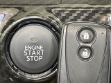 【キーフリーシステム】カバンやポケットに入れたままでもドアの施錠・解錠が可能なスマートキーを装備。エンジンのオン・オフ時もカギを取り出す必要が無いからとっても便利です♪