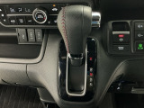 オートマチックシフトレバーは、手になじみ操作しやすい形状で安全運転にもつながります♪