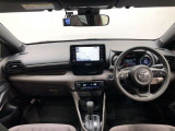 シンプルながら機能性溢れる運転席廻りです。視界性もよく、運転しやすいですよ。