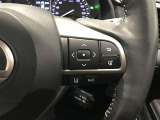 ステアリングスイッチ付きで、運転中に視線を前に向けたまま操作できます。