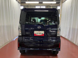 跳ね上げ式バックドアなので、雨天時の荷物の出し入れの際も濡れにくいです。