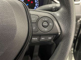 ステアリングスイッチ付きで、運転中に視線を前に向けたまま操作できます。
