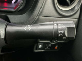 【オートライト】車のセンサーが周囲の明るさを感知し、自動でヘッドライトを点灯・消灯する機能です。この機能は夕暮れ時の交通事故が多い時間帯の安全性を高めてくれます。